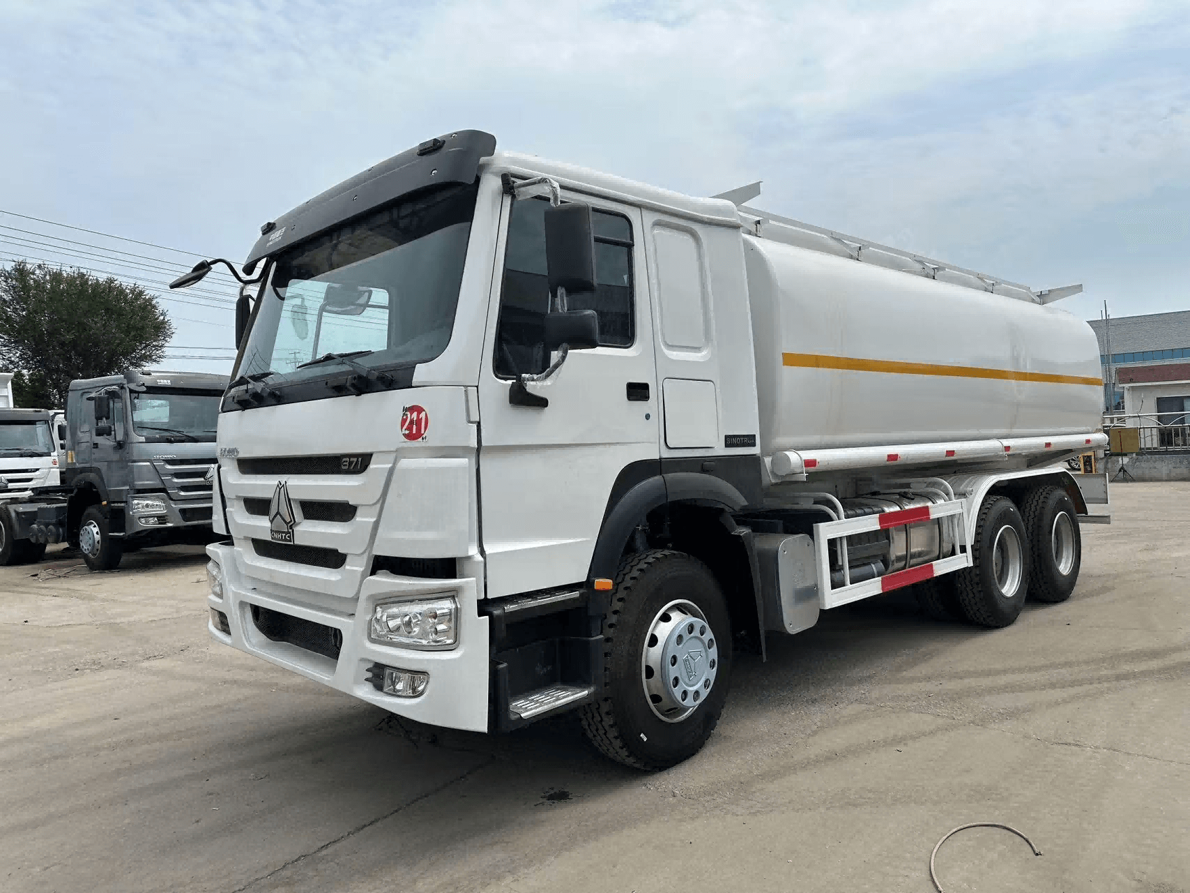 豪沃底盘油罐车1